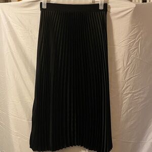 H&M Elegant Black Pleated Skirt